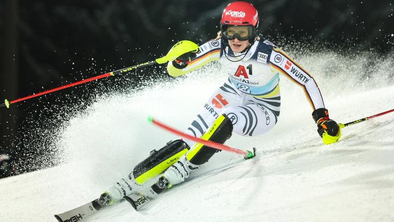Beim Nachtslalom in Schladming erreichte Lena Dürr einen starken dritten Platz.
