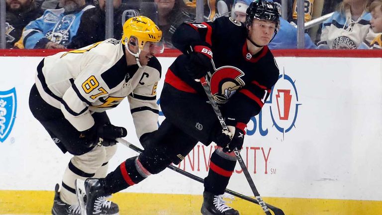 Tim Stützle (r.) und die Ottawa Senators verlieren gegen die Pittsburgh Penguins.