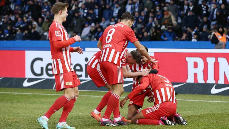 Die Union-Spieler bejubeln einen ihrer Treffer im Berliner Stadtduell gegen Hertha.