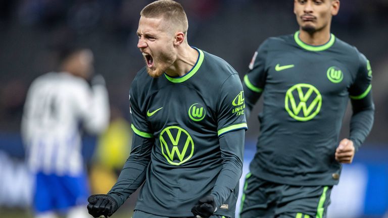 Mattias Svanberg bejubelt sein Tor zur frühen Führung des VfL Wolfsburg.