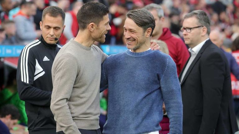 Leverkusens Trainer Xabi Alonso (vorne links) und Wolfsburg-Coach Niko Kovac (rechts) haben aktuell beide viel zu lachen.