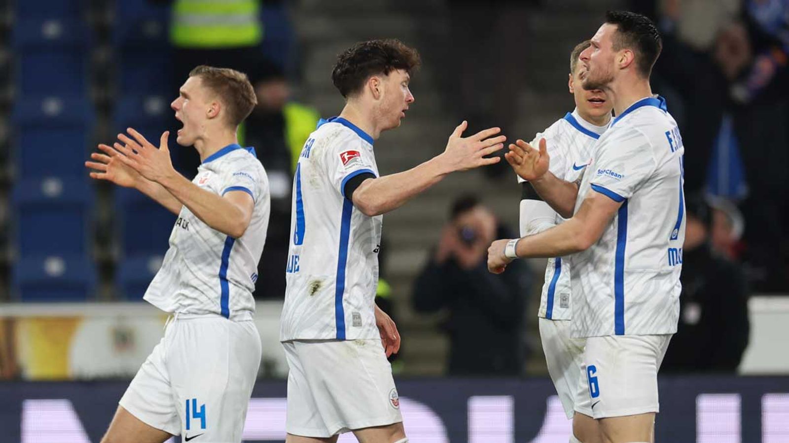 2. Bundesliga: Hansa Rostock Gewinnt Bei Arminia Bielefeld | Fußball ...