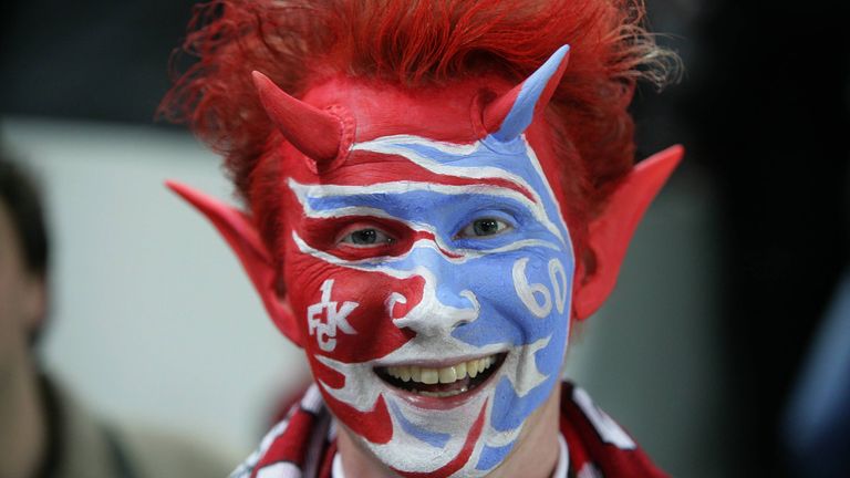 1. FC KAISERSLAUTERN & TSV 1860 MÜNCHEN - 1984 wurden Fans der Löwen bei einer Partie von Fans des FC Homburg angegriffen. Lauterer Fans solidarisierten sich mit den 60-Anhängern und kamen ihnen zur Hilfe, woraus die Fanfreundschaft entstand.