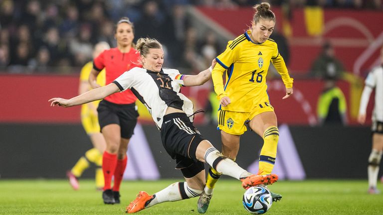 Deutschlands Alexandra Popp (l.) im Spiel gegen Schweden.
