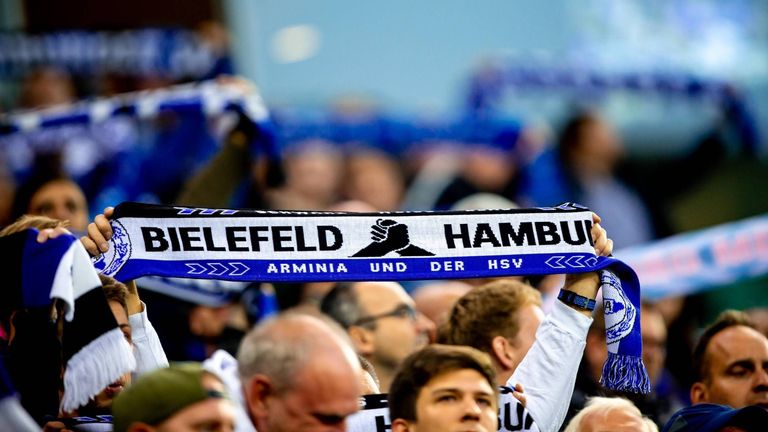 HAMBURGER SV & ARMINIA BIELEFELD - Die beiden Zweitliga-Größen verbindet nicht nur die Vereinsfarben, sondern auch eine enge Fanfreundschaft, die schon in den 1970er-Jahren ihren Ursprung fand. Damals organisierte der HSV-Fanclub "Rothosen" ein besonderes Fanclubturnier, bei dem ausschließlich Mannschaften mit den Vereinsfarben schwarz-weiß-blau teilgenommen haben. Seitdem wurde und wird die Freundschaft von verschiedenen Fanclubs und Akteuren gelebt.