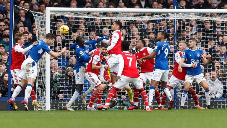 James Tarkowski (2.v.l.) erzielt den entscheidenden Treffer zum Everton-Sieg gegen Arsenal.
