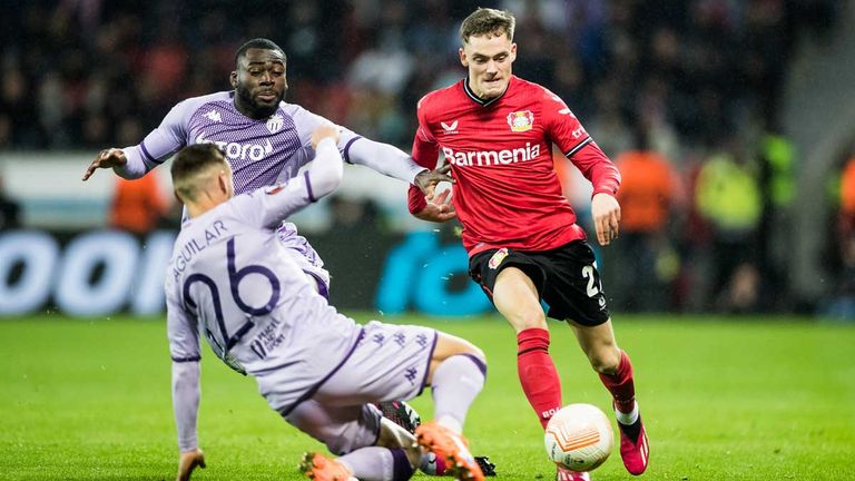 Florian Wirtz (r.) und Bayer 04 Leverkusen kommen um Hinspiel der Zwischenrunde in der Europa League nur zu einem Remis gegen die AS Monaco.
