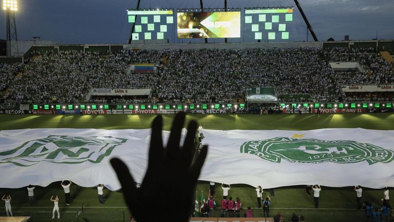 CHAPECOENSE & ATHLETIC NACIONAL - Ein ähnlich tragisches Ereignis eint diese beiden Vereine. Ende 2016 machte sich die Mannschaft von Chapecoense auf den Weg, um das Finale der Copa Sudamericana gegen das kolumbianische Atletico Nacional zu spielen.