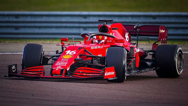 Charles Leclerc testet den alten SF21 in Maranello. Der neue Ferrari wird am 14. Februar vorgestellt.