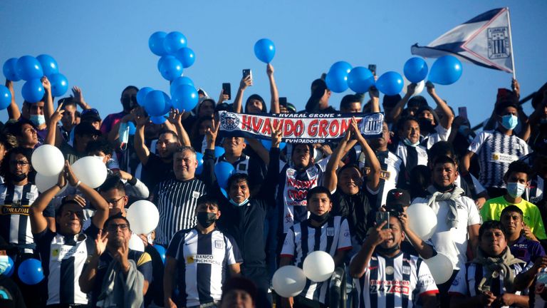 COLO COLO & ALIANZA LIMA - Die Freundschaft zwischen den chilenischen und  peruanischen Fans ist auf die tragische Flugzeugkatastrophe Alianza Limas von 1987 zurückzuführen. Seitdem pflegen beide Vereine und Fanlager eine enge Verbindung. 