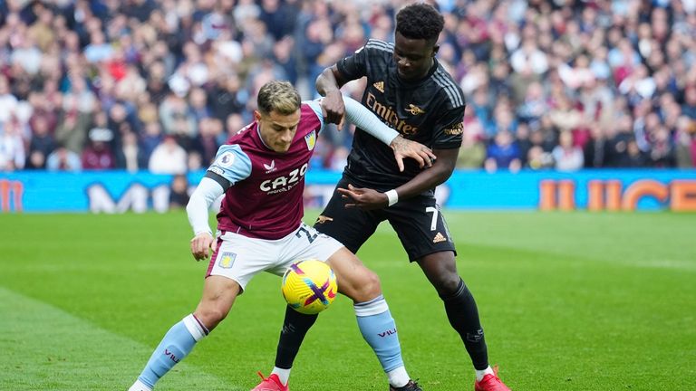 Philippe Coutinho (l.) im Duell mit Bukayo Saka (r.).