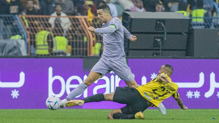 Cristiano Ronaldo erzielt erzielt wenige Sekunden vor dem Schlusspfiff gegen Al-Fateh seinen ersten Saisontreffer für Al-Nassr.