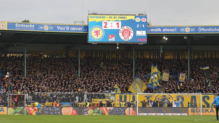 Die Braunschweig-Fans haben dafür gesorgt, dass die eigene Heimstätte weiterhin den Namen Eintracht-Stadion trägt. 