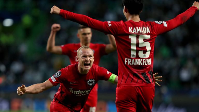 PLATZ 5: EINTRACHT FRANKFURT. Die Adler zogen jüngst in das DfB-Pokal-Viertelfinale ein, zudem gehört man in der Bundesliga zur Gruppe der Bayern-Verfolger. Frankfurt ist derzeit fulminant unterwegs.