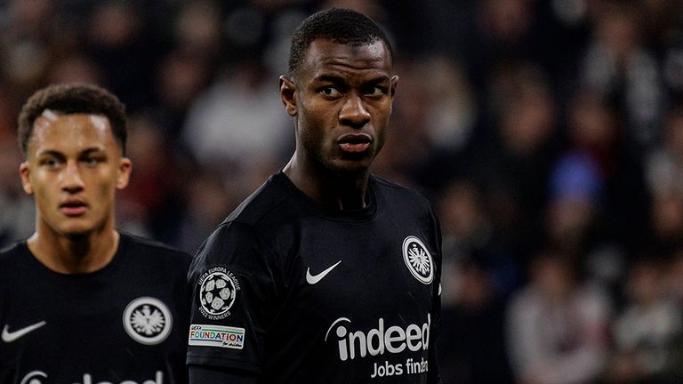 EVAN NDICKA: Löst in der ersten Halbzeit mehrere knifflige Situationen souverän. Ist von den drei Innenverteidigern am meisten um Spielaufbau bemüht. Hat bei den Gegentreffern Abstimmungsprobleme mit seine Abwehrkollegen. NOTE: 3