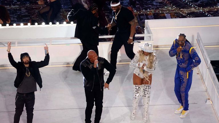 14. Februar 2022: Hip-Hop-Größen Kendrick Lamar (h. l.), 50 Cent (h.r.), Eminem (v.l.), Dr. Dre (vorne zweiter von links), Mary J. Blige (vorne zweite von rechts) und Snoop Dog (v.r.) performen in der Halftime-Show im SoFi-Stadium in Los Angeles. 