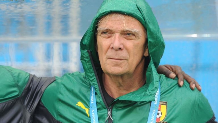 Volker Finke (74) trainierte zwischen 2013 und 2015 die Nationalmannschaft aus Kamerun. Unter ihm qualifizierte sich das Team für die WM in Brasilien, wo nach drei Niederlagen in der Gruppenphase Schluss war. 