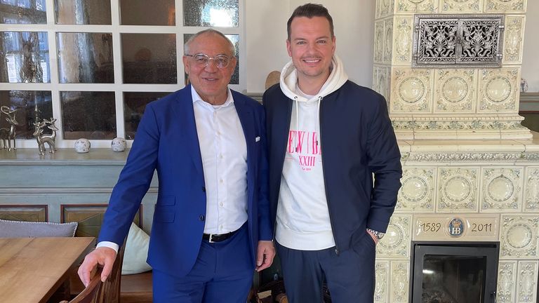 Sky-Reporter Florian Plettenberg traf Trainer-Legende Felix Magath zum Interview in München. 