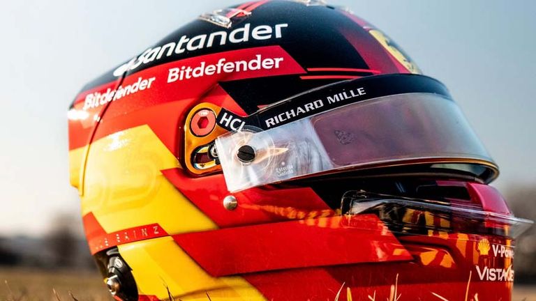 Carlos Sainz vom Team Ferrari stellt seinen neuen Helm vor.
(Quelle Foto: Twitter @Carlossainz55)