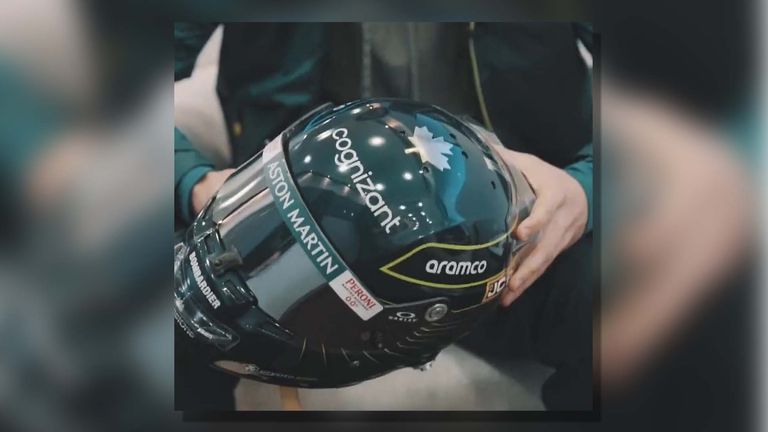Lance Stroll vom Team Aston Martin stellt seinen neuen Helm vor. 
(Quelle Foto: Twitter @lance_stroll)