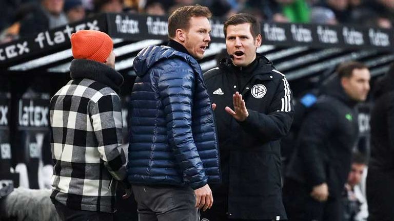 Schiedsrichter Frank Willenborg (r.) versucht Bayern-Trainer Julian Nagelsmann am Spielfeldrand zu beruhigen.
