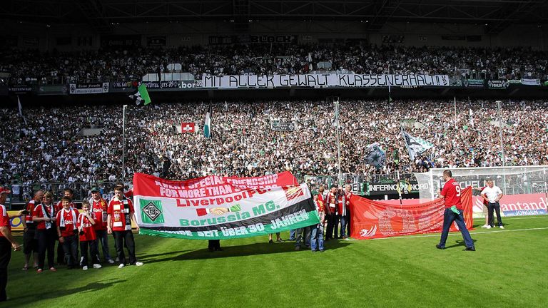 Die Gladbacher Vereinshymne ''Die Elf vom Niederrhein'' wird deshalb sogar immer mal wieder an der Anfield Road gespielt.