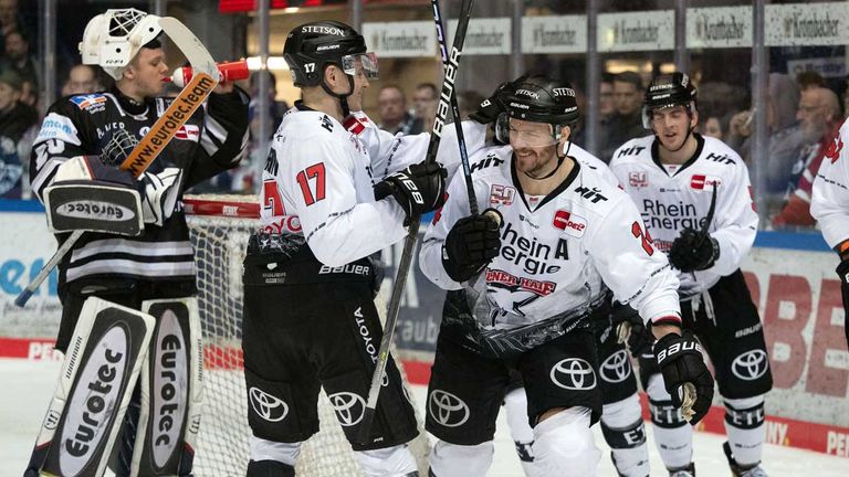 Die Kölner Haie feiern einen Kantersieg bei den Iserlohn Roosters.