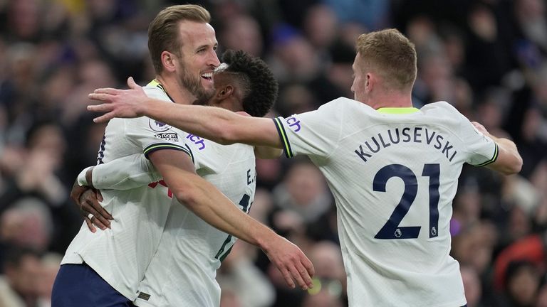 Harry Kane (l.) krönt sich im Spiel gegen Manchester City zu Tottenhams besten Torschützen aller Zeiten. 