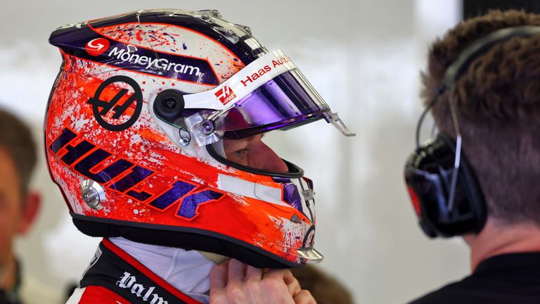 Nico Hülkenberg (Haas) setzt beim Comeback in der Formel 1 dieses Jahr auf eine Kombination von rot und lila. Der Schriftzug Hulk ziert die Seite seines Helmes. (Quelle Foto: dpa)