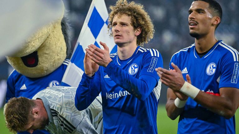 Alex Kral (M.) und Moritz Jenz (r.) sind zwei Hoffnungsträger beim FC Schalke. 