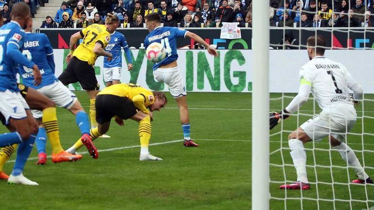 Julian Brandt hält nach einem Freistoß von Marco Reus den Rücken hin und erzielt gegen die TSG Hoffenheim dadurch den entscheidenden Treffer zum Sieg.