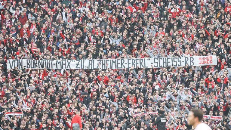 Sebastian Kehl kritisiert die Kölner-Fans scharf für die Schmähplakate.