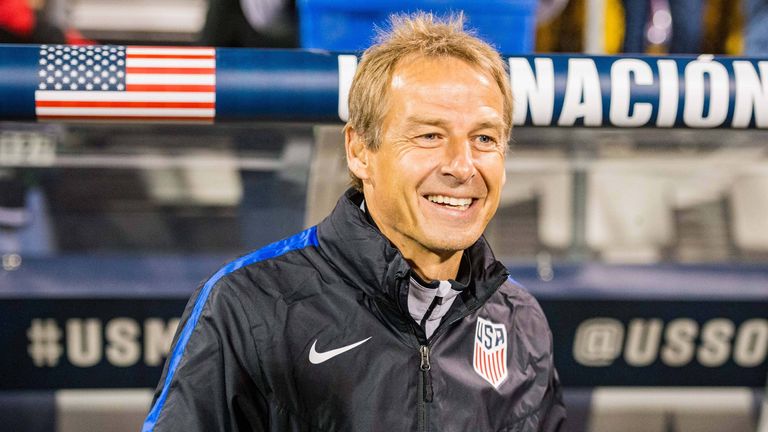 Jürgen Klinsmann (58) trainierte zwischen 2004 und 2006 die deutsche Nationalmannschaft. Bei de Sommermärchen der Heim-WM erreichte der DFB den dritten Platz. Von 2011 bis 2016 stand der Weltmeister von 1990 an der Seitenlinie der USA. 