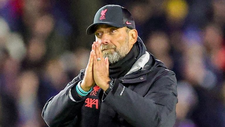 Da hilft nur noch beten: Jürgen Klopp und der FC Liverpool sind denkbar schlecht ins Fußball-Jahr 2023 gestartet.