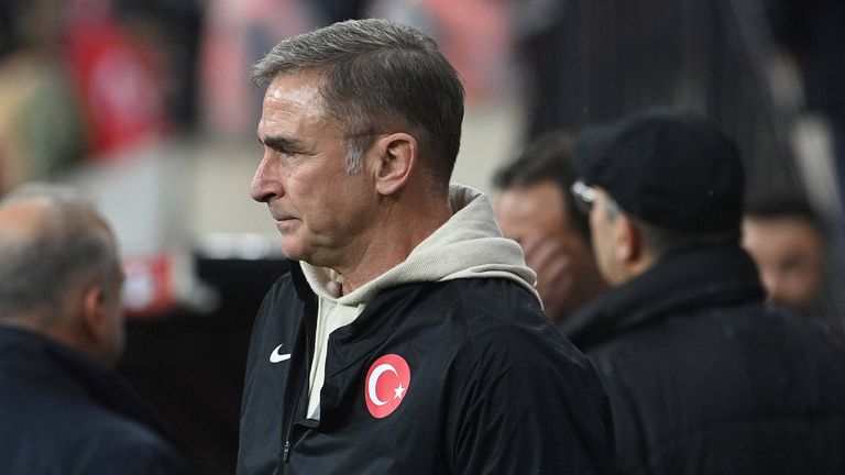Stefan Kuntz (60) trainierte zunächst die Jugendmannschaften des DFB. Seit 2021 ist er i Amt für die türkische Nationalmannschaft. 