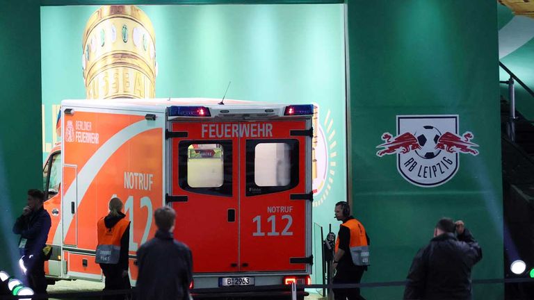 In Leipzig kommt es beim Pokalspiel gegen Hoffenheim zu einem Notfalleinsatz.