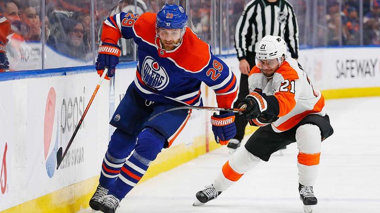Leon Draisaitl (l.) erzielt für die Edmonton Oilers drei Scorerpunkte gegen die Philadelphia Flyers.
