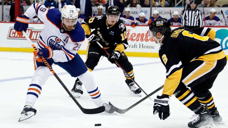 Leon Draisaitl (l.) feiert mit den Edmonton Oilers einen deutlichen Sieg gegen die Pittsburgh Penguins.