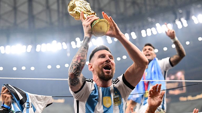 Am Montagabend (27.02.) kürt die FIFA ihren Weltfußballer des Jahres. Im Rennen zwischen Kylian Mbappe, Karim Benzema und Lionel Messi dürfte der Argentinier die besten Karten haben.