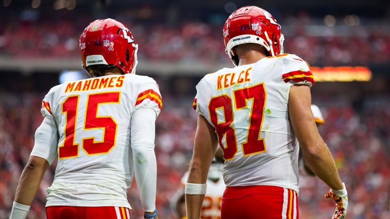 Die Trikotfarbe kann für den Sieg entscheidend sein. 15 der letzten 18 Champions trugen weiße Trikots beim Gewinn der Trophäe. Dieses Jahr spielen die Chiefs in weiß, obwohl diese 2020 in ihren roten Trikots siegen konnte. 