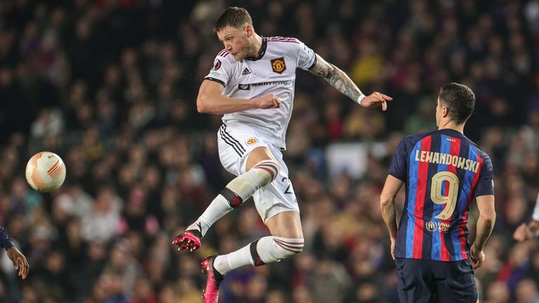 Machester Uniteds Wout Weghorst (l) und Barcelonas Robert Lewandowski (r) teilen sich die Punkte im Hinspiel der Europa League.
