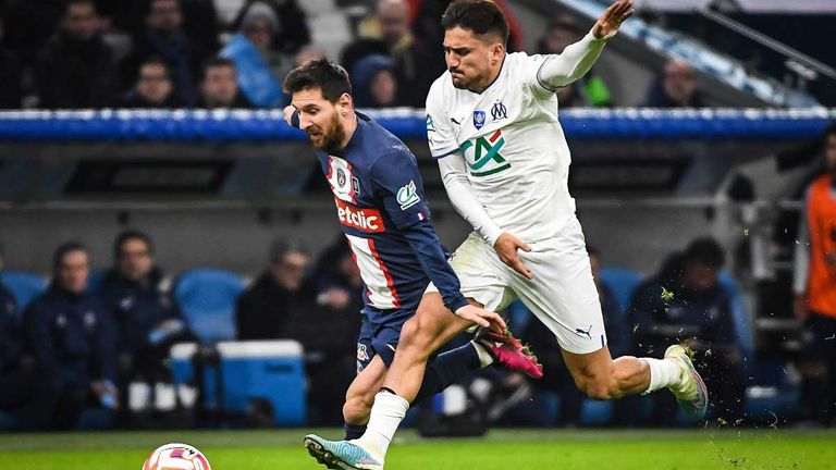 Lionel Messi (l.) ist mit Paris Saint-Germain aus dem Pokal ausgeschieden.