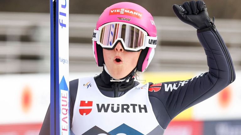 Die erst 17-jährige Nathalie Armbruster feiert bei der WM in Planica die Silbermedaille.