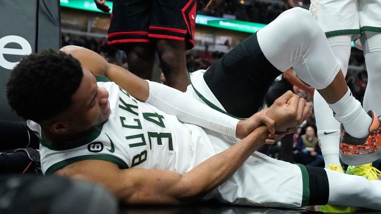 Im Spiel der Bucks verletzt sich Giannis Antetokounmpo am Handgelenkt.