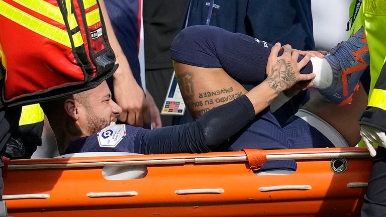 Neymar verletzte sich gegen Lille am Sprunggelenk und musste abtransportiert werden.