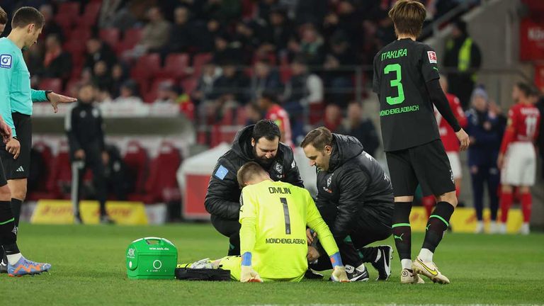 Jonas Omlin muss gegen Mainz 05 verletzt vom Platz.