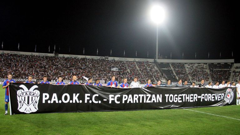 PAOK THASSOLINIKI & PARTIZAN BELGRAD - Die Verbindung zwischen den Griechen und den Serben ist mehr als nur eine Freundschaft, sie ist eine echte Bruderschaft. Wer PAOK-Fan ist, ist automatisch Belgrad-Fan und umgekehrt.