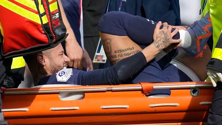 PSG-Superstar Neymar hat sich gegen Lille verletzt und fällt wohl mehrere Wochen aus.