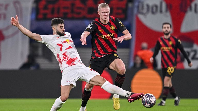 Leipzigs Josko Gvardiol (l.) zeigt gegen City-Superstar Erling Haaland eine starke Leistung.