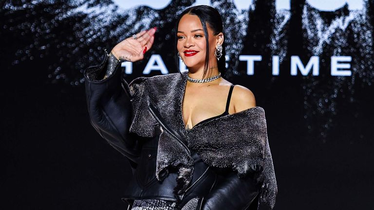 Rihanna soll den Fans beim Superbowl 2023 in Gendale, Arizona einheizen. Der Superstar tritt bei der Partie zwischen den Kansas City Chiefs und den Philadelphia Eagles während der Halftime-Show auf. 